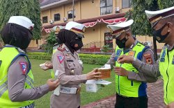 Kasat Lantas Maros Bagi-bagi Vitamin dan Handsanitizer ke Anggotanya