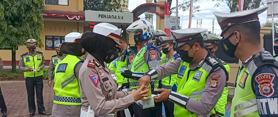 Kasat Lantas Polres Maros, AKP Dharmawaty membagikan vitamin dan perlengkapan kesehatan kepada anggotanya.