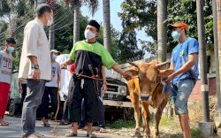 Berkurban Bareng Warga, Anis Matta: Berbagi Kita Kuat