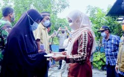 Bupati Lutra Serahkan Bantuan Bencana Angin Puting Beliung di Desa Sukaraya Bonebone