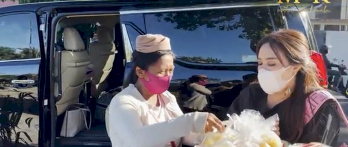 Maharani Kemala sewaktu memborong dagangan ibu penjual jagung dan pisang rebus.