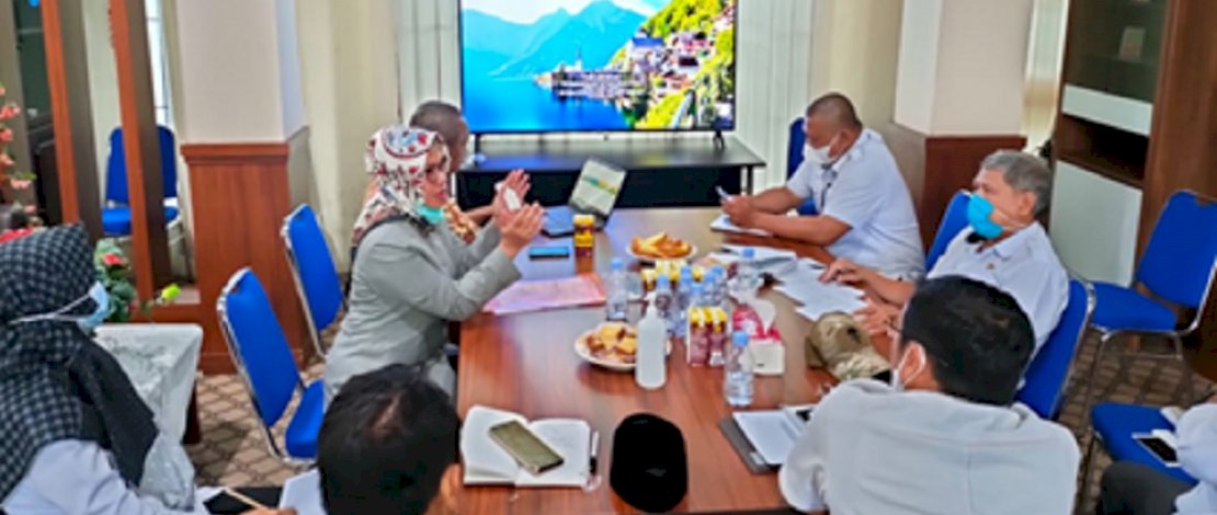 Ketua Tim Peneliti Unhas,  Dr. Ratna Ayu Damayanti, berdiskusi dengan tim dari Bapenda Kabupaten Pangkep.