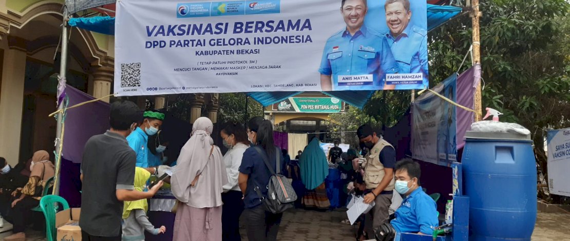 Vaksinasi bersama yang digelar DPD Partai Gelora Indonesia Bekasi.