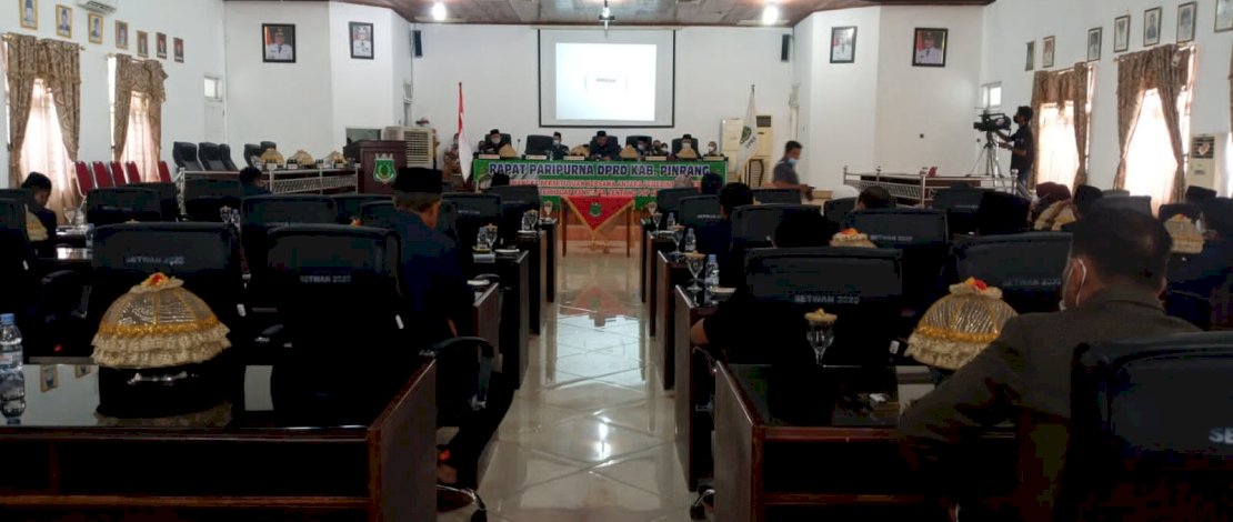 Sejumlah kursi di ruang rapat DPRD Pinrang, kosong. Sejumlah kursi di ruang rapat DPRD Pinrang, kosong.
