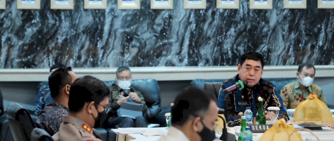 Kapolda Sulsel Irjen Pol Merdisyam, Kajati Sulsel Raden Febritryanto, Kepala BPKP Sulsel Arman Sahri R Harahap, dan Sekretaris Daerah Provinsi Sulsel Abdul Hayat Gani, saat rakor penanganan Covid-19 dan pemulihan ekonomi, yang dilaksanakan di Mapolda Sulsel, Jumat, 23 Juli 2021.