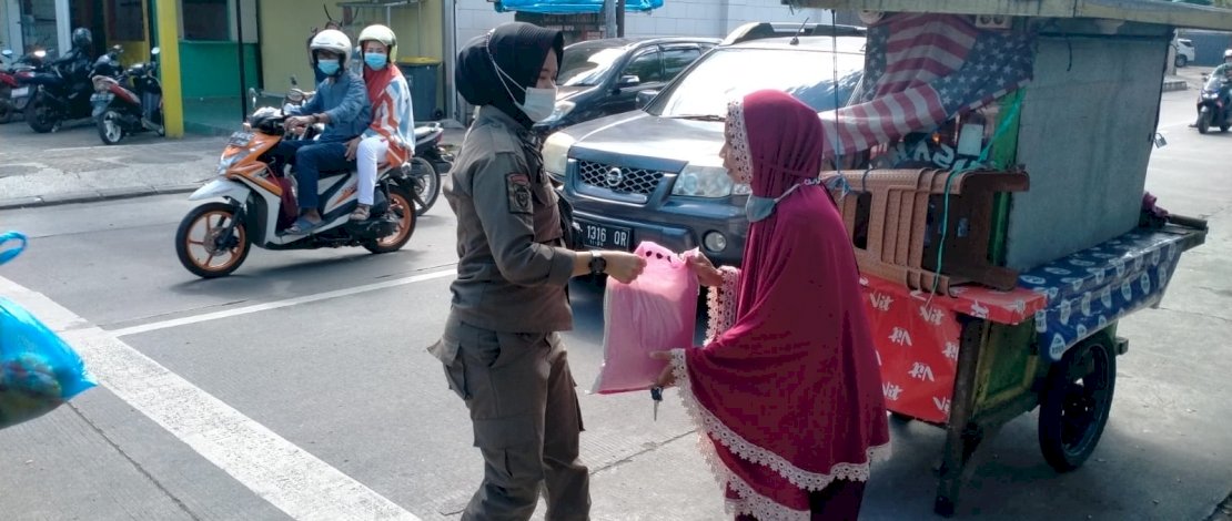 Satpol PP Kota Makassar Bagikan Paket Bahan Pokok Kepada Pedagang Kaki Lima 