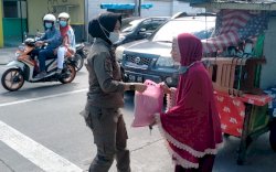 Satpol PP Kota Makassar Bagikan Paket Bahan Pokok Kepada Pedagang Kaki Lima 