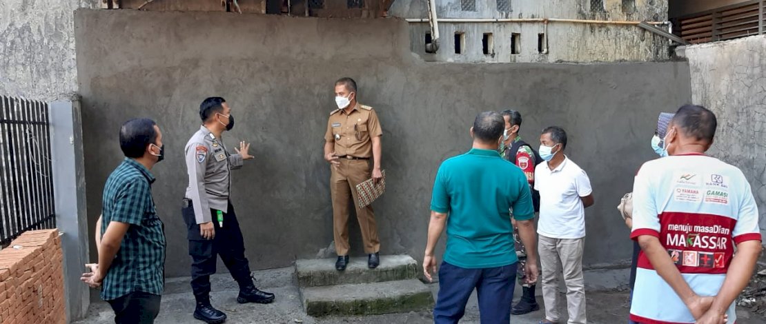 Penampakan sebelum dan sesudah pintu pondok tahfiz di Masale, Makassar, diblokir dengan tembok.