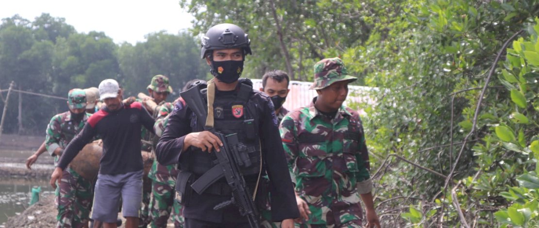 Den Pal Dibantu Brimob Bone dan Koramil Sibulue Evakuasi Bom Pesawat dari Tengah Empang