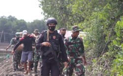 Den Pal Dibantu Brimob Bone dan Koramil Sibulue Evakuasi Bom Pesawat dari Tengah Empang