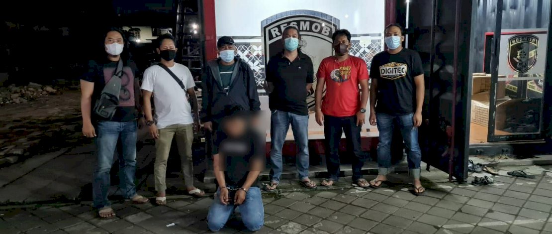 Pelaku pencurian ponsel Ade Bongkeng saat diamankan Resmobn Polda Sulsel dibantu Resmob Polres Pinrang. 
