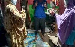 Gelora Makassar Bagikan Olahan Daging Kurban ke Masyarakat yang Sedang Isoman