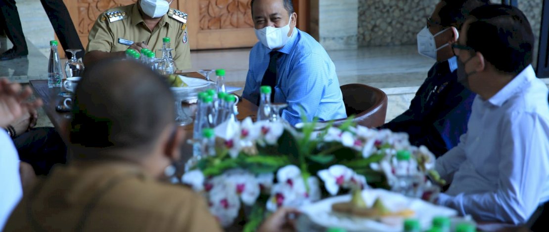 Walikota Makassar Moh Moh. Ramdhan Danny Pomanto menerima ketua Perhimpunan Hotel dan Restoran Indonesia (PHRI) Sulsel, Anggiat Sinaga.dikediaman pribadi Walikota, di jalan Amirullah. Senin 26/7/2021. Walikota Makassar Moh Moh. Ramdhan Danny Pomanto menerima ketua Perhimpunan Hotel dan Restoran Indonesia (PHRI) Sulsel, Anggiat Sinaga.dikediaman pribadi Walikota, di jalan Amirullah. Senin 26/7/2021.