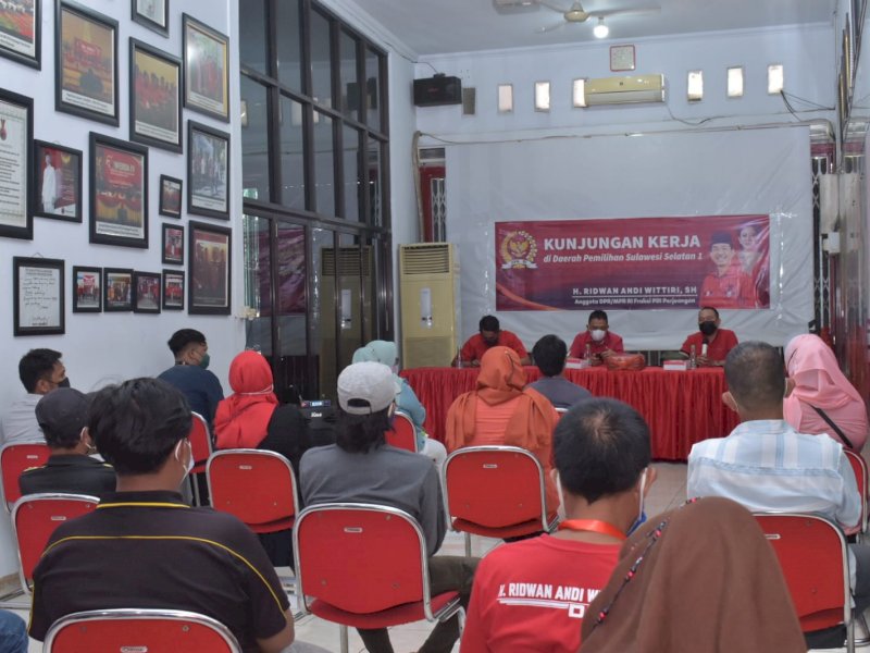 ARW Serahkan Bantuan 2.000 Sajadah di 200 Masjid