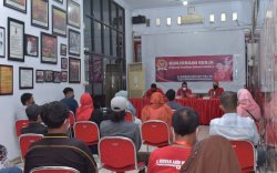 ARW Serahkan Bantuan 2.000 Sajadah di 200 Masjid