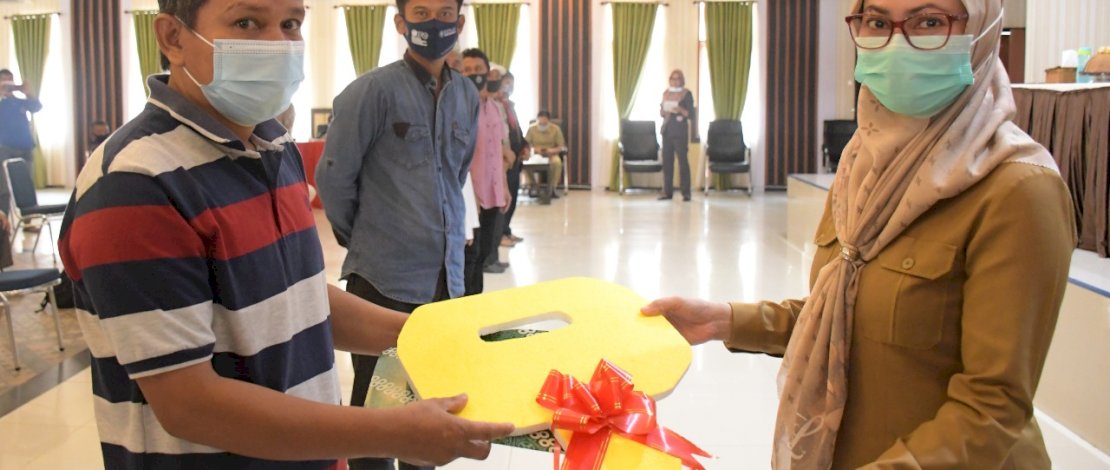 Bupati Luwu Utara, Indah Putri Indriani, menyerahkan bantuan alat mesin pertanian (alsintan) kepada sejumlah kelompok tani, di Aula La Galigo Kantor Bupati, Senin, 26 Juli 2021.