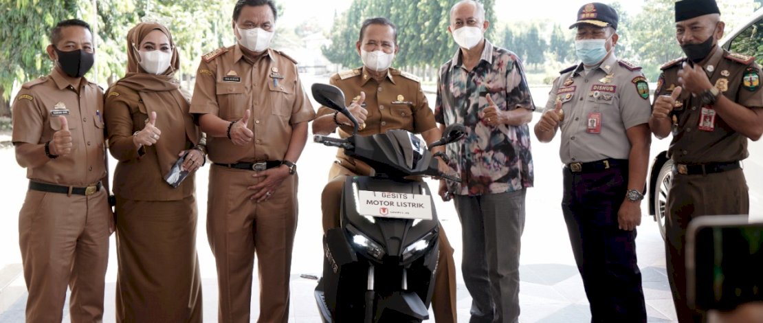 Bupati Luwu Basmin Mattayang melakukan uji coba motor listrik. (Foto Kominfo Luwu)