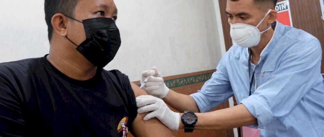 Petugas kesehatan menyuntikkan vaksin COVID-19 kepada Warga di Makodim Parepare, Minggu, 19 Juli 2021 lalu. Satuan Tugas Penanganan COVID-19 terus menggenjot pemberian vaksin kepada masyarakat. FOTOGRAFER/ ZUL KIFLI