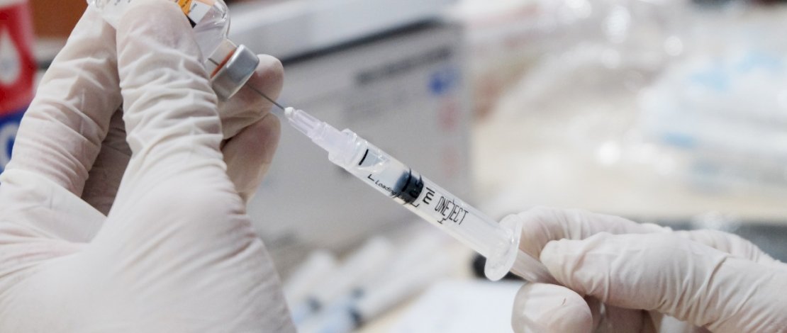 Petugas kesehatan menyuntikkan vaksin COVID-19 kepada Warga di Makodim Parepare, Minggu, 19 Juli 2021 lalu. Satuan Tugas Penanganan COVID-19 terus menggenjot pemberian vaksin kepada masyarakat. FOTOGRAFER/ ZUL KIFLI