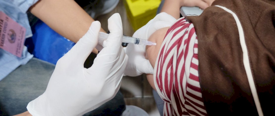 Petugas kesehatan menyuntikkan vaksin COVID-19 kepada Warga di Makodim Parepare, Minggu, 19 Juli 2021 lalu. Satuan Tugas Penanganan COVID-19 terus menggenjot pemberian vaksin kepada masyarakat. FOTOGRAFER/ ZUL KIFLI