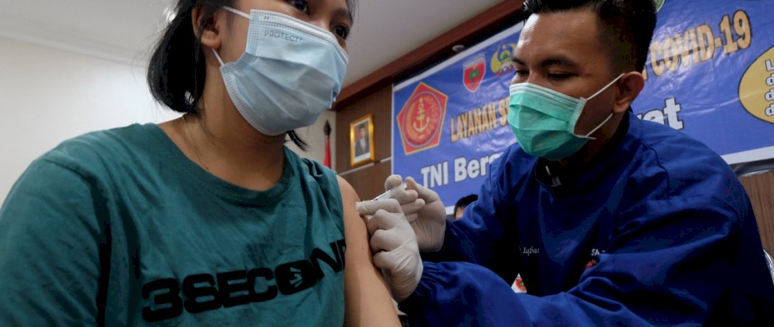 Petugas kesehatan menyuntikkan vaksin COVID-19 kepada Warga di Makodim Parepare, Minggu, 19 Juli 2021 lalu. Satuan Tugas Penanganan COVID-19 terus menggenjot pemberian vaksin kepada masyarakat. FOTOGRAFER/ ZUL KIFLI