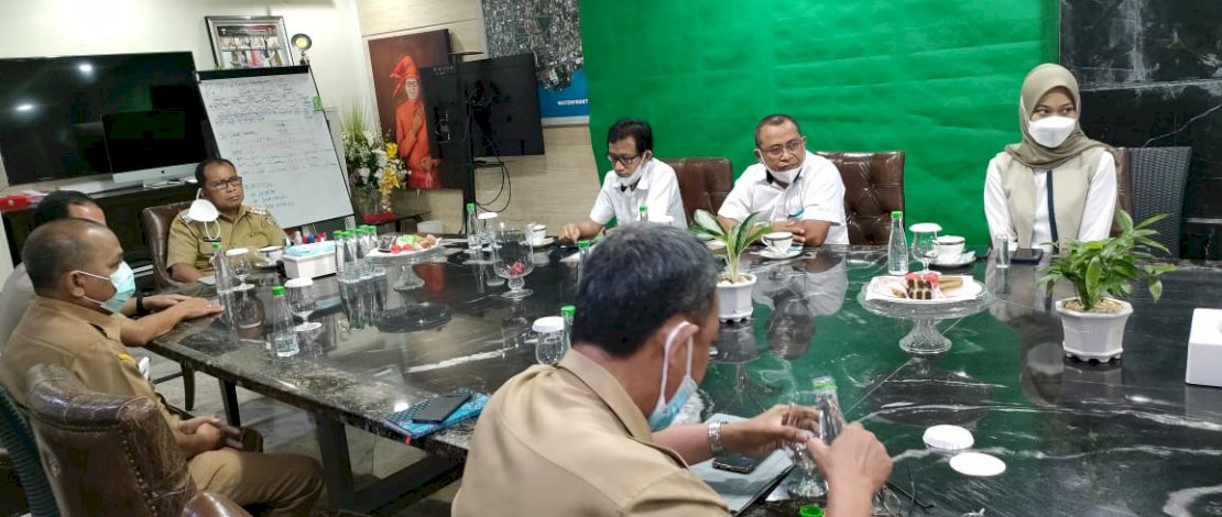 Wali Kota Makassar, Danny Pomanto, saat menerima jajaran Perum Bulog Makassar, di kediaman pribadinya di Jalan Amirullah, Selasa, 27 Juli 2021.