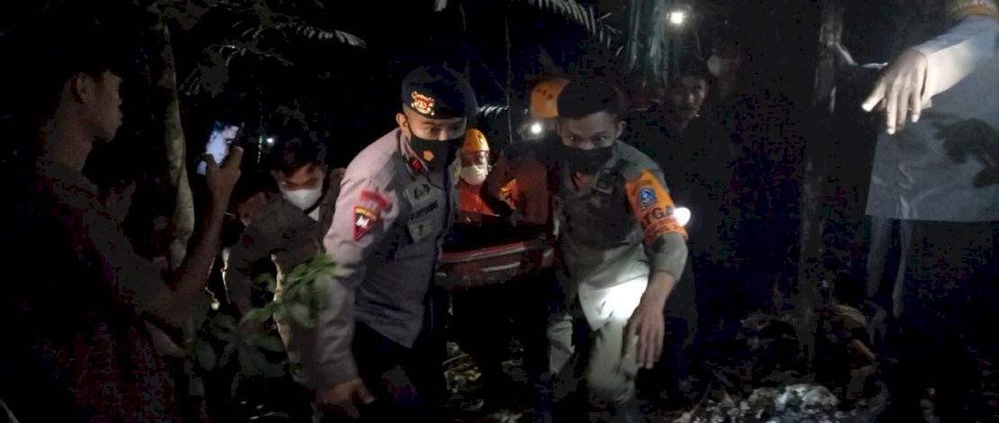 Tim SAR Batalyon C Pelopor Satbrimob Polda Sulsel bersama Basarnas Bone, saat berusaha mengevakuasi korban kecelakaan, di Kabupaten Bone, Senin malam, 26 Juli 2021.