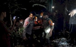 Truk Terjun ke Jurang, Begini Perjuangan Tim SAR Brimob Bone Evakuasi Korban