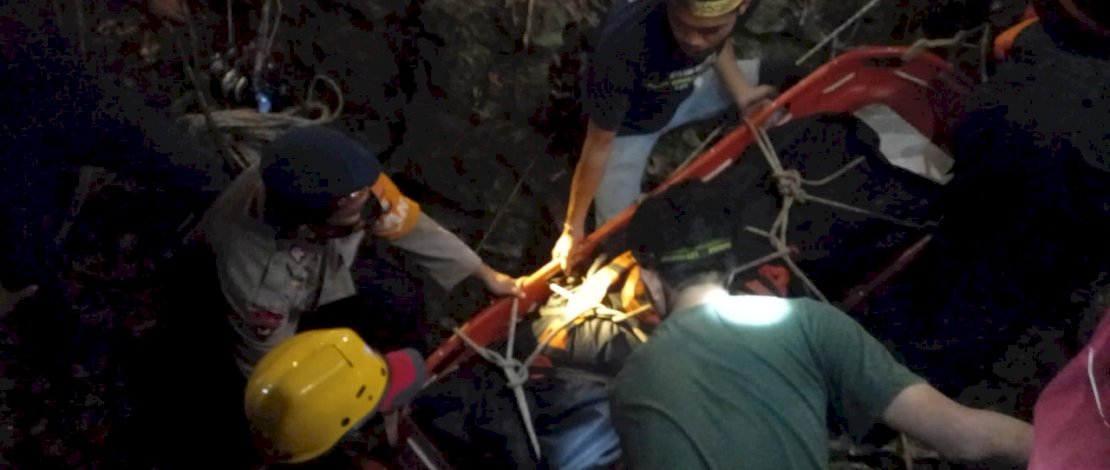 Tim SAR Batalyon C Pelopor Satbrimob Polda Sulsel bersama Basarnas Bone, saat berusaha mengevakuasi korban kecelakaan, di Kabupaten Bone, Senin malam, 26 Juli 2021.