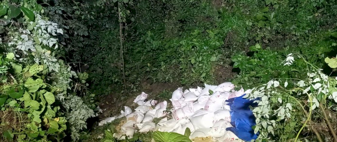 Tim SAR Batalyon C Pelopor Satbrimob Polda Sulsel bersama Basarnas Bone, saat berusaha mengevakuasi korban kecelakaan, di Kabupaten Bone, Senin malam, 26 Juli 2021.