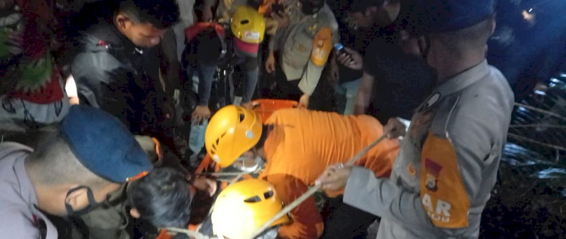 Tim SAR Batalyon C Pelopor Satbrimob Polda Sulsel bersama Basarnas Bone, saat berusaha mengevakuasi korban kecelakaan, di Kabupaten Bone, Senin malam, 26 Juli 2021.