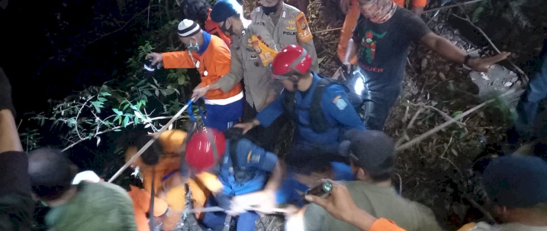 Tim SAR Batalyon C Pelopor Satbrimob Polda Sulsel bersama Basarnas Bone, saat berusaha mengevakuasi korban kecelakaan, di Kabupaten Bone, Senin malam, 26 Juli 2021.