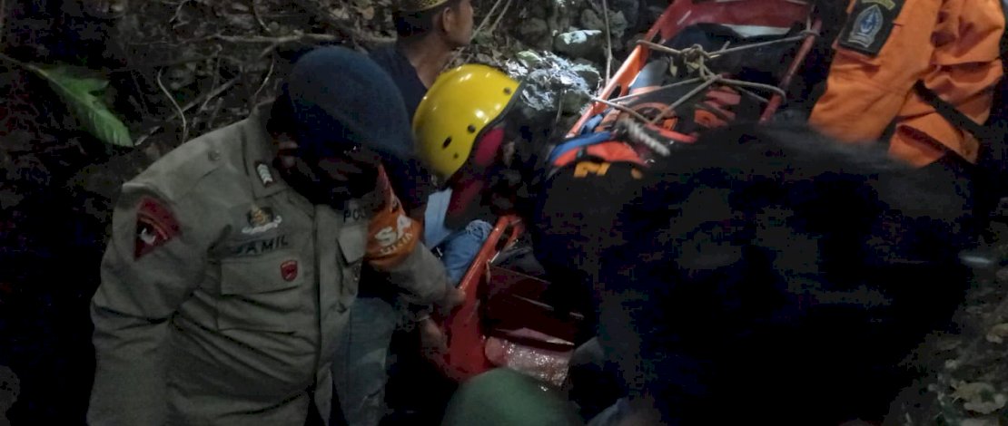 Tim SAR Batalyon C Pelopor Satbrimob Polda Sulsel bersama Basarnas Bone, saat berusaha mengevakuasi korban kecelakaan, di Kabupaten Bone, Senin malam, 26 Juli 2021.