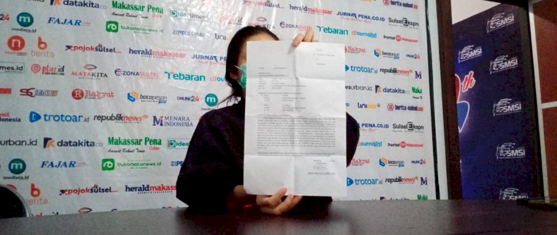 N, korban pemerkosaan memperlihatkan laporannya.