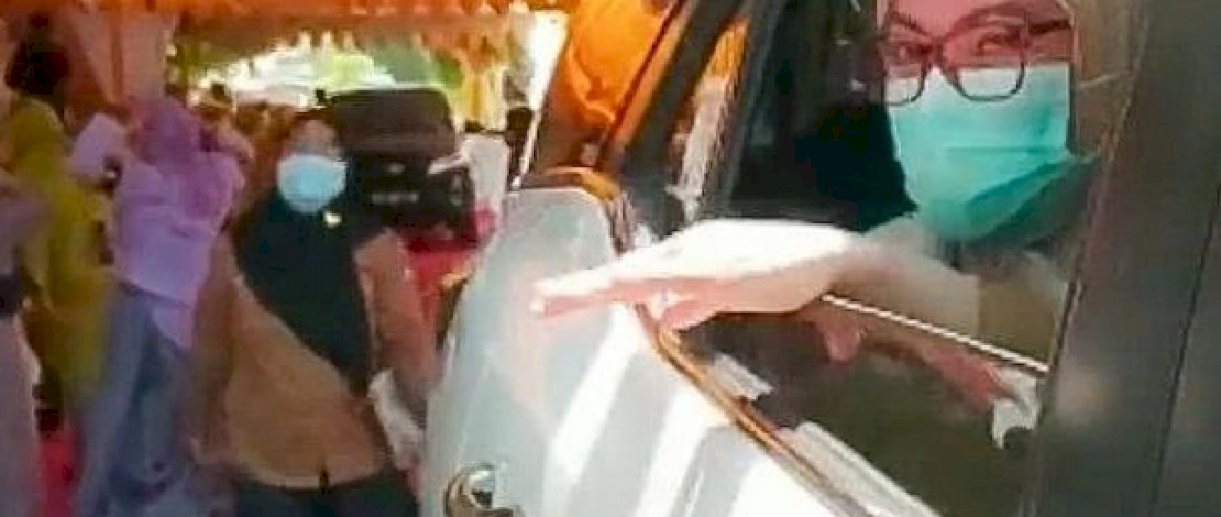 Respon Pandemi, Pegawai Kominfo Lutra Rayakan Pernikahaan Konsep &lsquo;Drive Thru&rsquo;