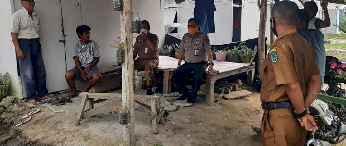 Temui Penghuni Huntara di Panampung, Kalaksa BPBD Luwu Utara Pastikan Huntap Dibangun Secepatnya