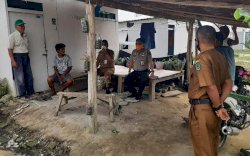 Temui Penghuni Huntara di Panampung, Kalaksa BPBD Luwu Utara Pastikan Huntap Dibangun Secepatnya