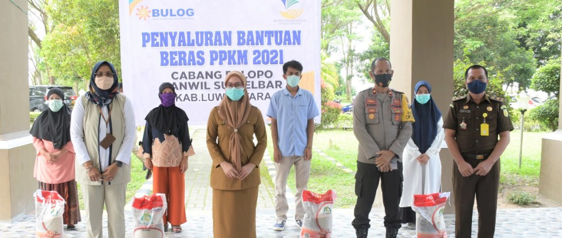 Dampak PPKM Level 3, Warga Luwu Utara Terima Bantuan Beras 10 Kg per Keluarga
