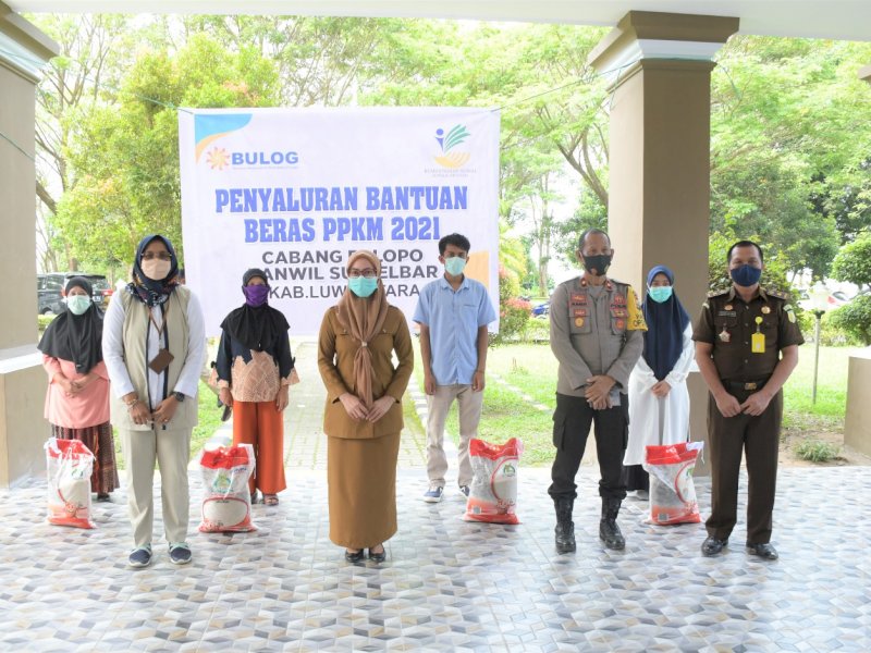 Dampak PPKM Level 3, Warga Luwu Utara Terima Bantuan Beras 10 Kg per Keluarga