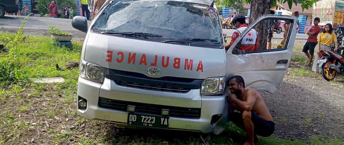 Mobil Ambulance membawa Jenazah Terbalik di Poros Larompong Selatan,Selasa (27/7/2021)