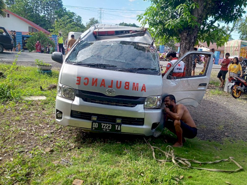 Sedang Bawa Jenazah, Mobil Ambulance Terbalik di Poros Trans Sulawesi Luwu