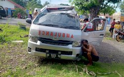 Sedang Bawa Jenazah, Mobil Ambulance Terbalik di Poros Trans Sulawesi Luwu