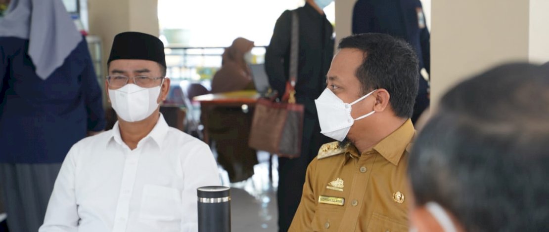 Kepala Kantor Wilayah Kementrian Agama Sulsel, Khaeroni, saat bertemu Pelaksana Tugas Gubernur Sulsel, Andi Sudirman Sulaiman, Rabu, 28 Juli 2021.