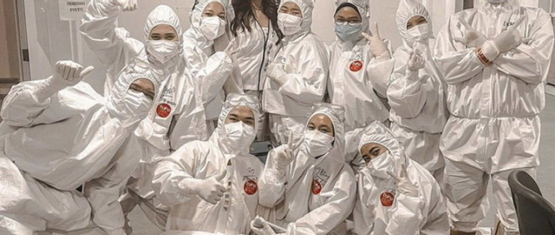 Millen Cyrus mengunggah foto bersama para Nakes di Wisma Atlet dalam laman instagramnya, Rabu (28/7/2021).