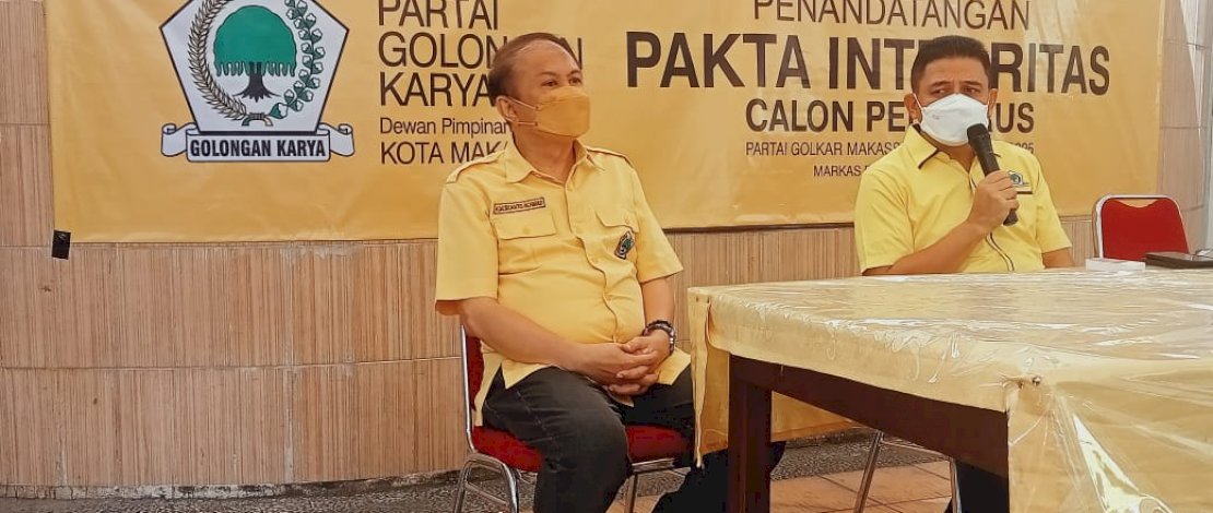 Ketua DPD II Partai Golkar Makassar, Munafri Arifuddin, melakukan press conference di Sekretariat DPD II Partai Golkar, Jalan Lasinrang Makassar, Rabu, 28 Juli 2021.