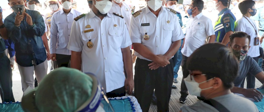 Wali Kota Makassar, Moh. Ramdhan ‘Danny’ Pomanto menghadiri kegiatan “Deklarasi Pelabuhan Makassar Wajib Vaksin" yang digelar di pelabuhan penumpang Makassar, Rabu (27/7/21). Wali Kota Makassar, Moh. Ramdhan ‘Danny’ Pomanto menghadiri kegiatan “Deklarasi Pelabuhan Makassar Wajib Vaksin" yang digelar di pelabuhan penumpang Makassar, Rabu (27/7/21).