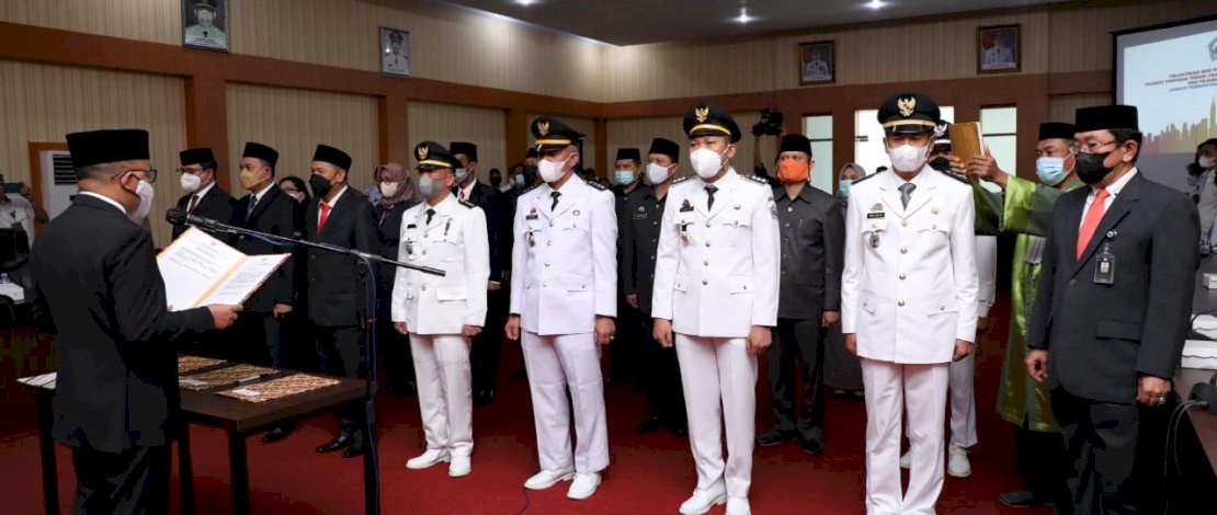 Lantik 18 Pejabat, Ilham Azikin: Pemerintah Harus Hadir dalam Kondisi Apapun 