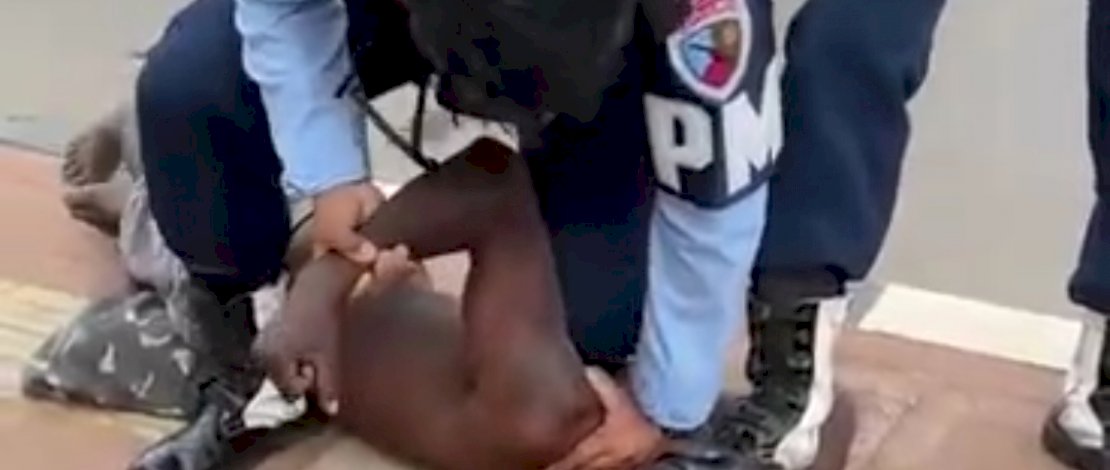 Tangkapan layar prajurit TNI AU menganiaya seorang pria di Papua.