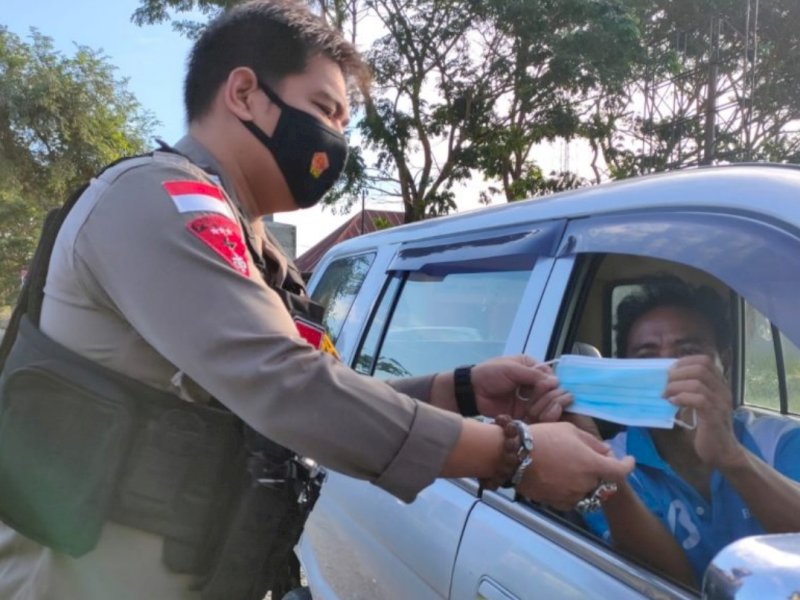 Satuan Samapta Polres Luwu Intens Patroli dan Bagikan Masker