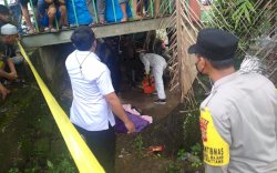 Mayat Berkaus Hitam Tengkurap di Pinggir Sungai Watampone